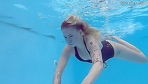 Hot babe with tattoos gets her pussy fucked outdoors