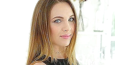 Slender brunette enjoys solo porn with her vr headset