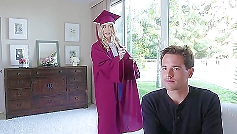 Blonde teen girl and black girls are giving their ass in threesome