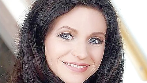 VR hardcore porn with a brunette that loves to suck