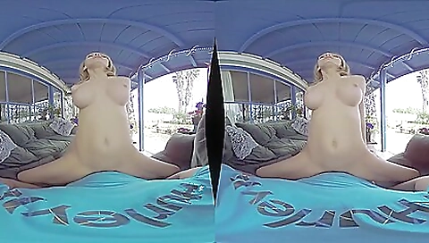 Sexy milf in sexy lingerie in vr porn video peeping on her boyfriend