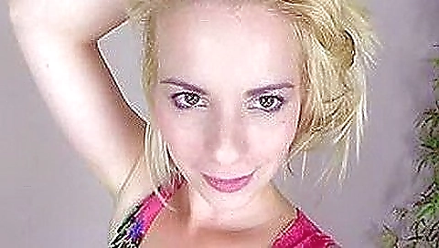 Vagabond with big tits shows her naked sexy in bed