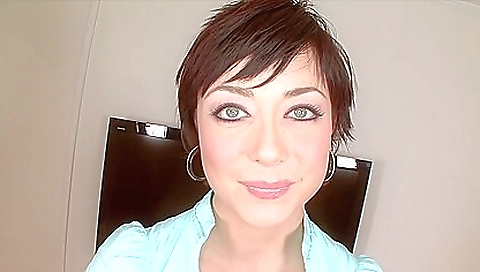 Amateur brunette with a nice ass gets her pussy shot